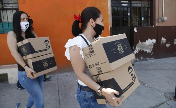 Por COVID-19 y A nombre de “El Chapo” Guzmán entregan despensas también en Guadalajara