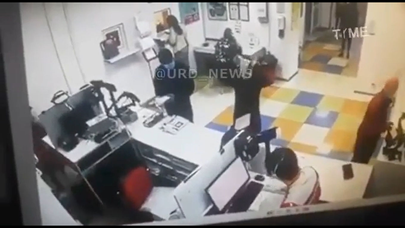 Video: no la querían atender, se sacó la bombacha y la usó como “tapaboca”