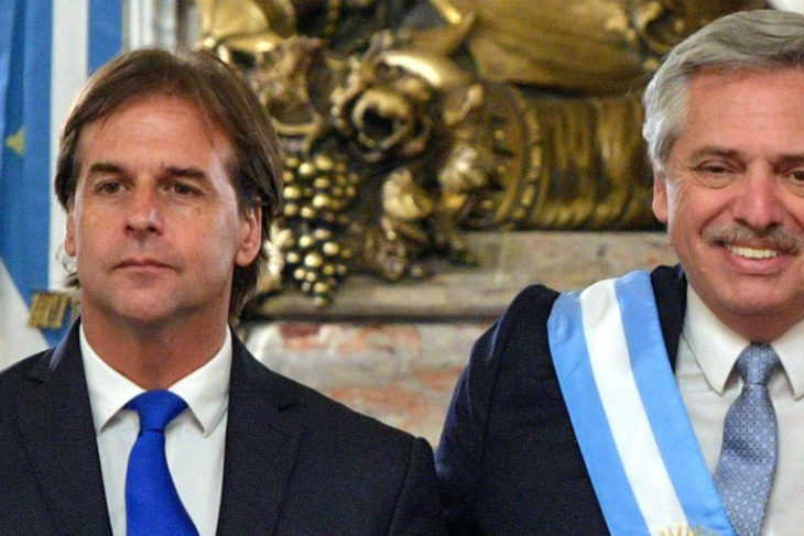 IGUAL QUE CUBA: ALBERTO QUIERE COBRAR IMPUESTOS A LOS QUE VAYAN A URUGUAY