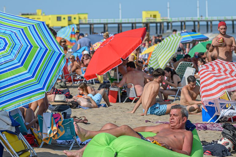 A la playa con protocolos: distancia, accesos limitados y otras claves que analiza el Gobierno para la próxima temporada de verano