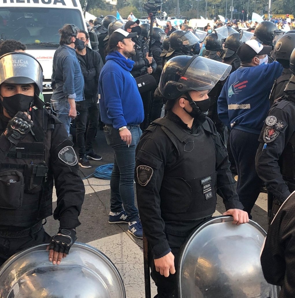 El fumar hace mal …ah no cierto el Covid en Ezeiza : el Militante mediático K Guazzola