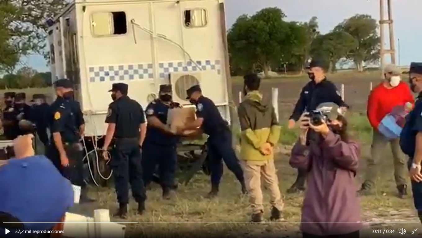 PAIS AL REVES : “LA POLICIA ASISTE A LOS “OKUPAS” DE CAMPOS