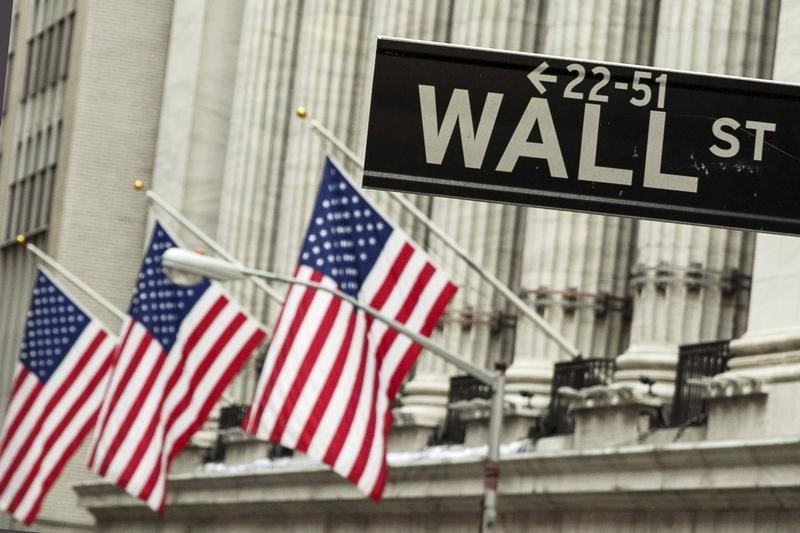 Wall Street abre a la baja tras débiles datos de empleo y contagio de Trump