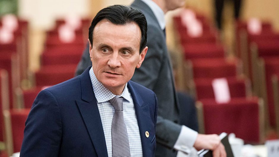 AstraZeneca cae en la Bolsa después de anunciar una efectividad inferior a la de Pfizer y Moderna