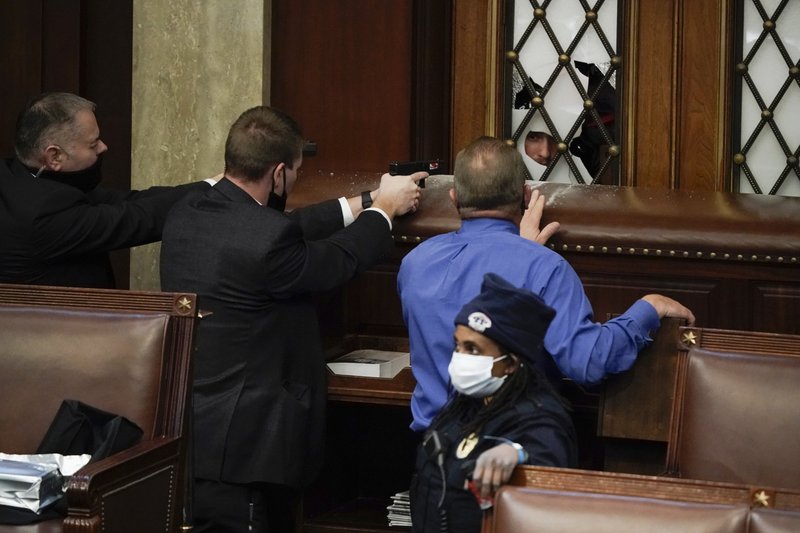 Escape de emergencia, armas desenfundadas y toque de queda deja asedio al Congreso de EE. UU.