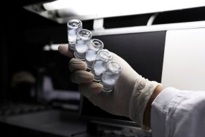 Imagen de archivo de un empleado revisando viales que contienen CoronaVac, la vacuna de Sinovac Biotech contra el COVID-19, en el centro biomédico Butantan en Sao Paulo