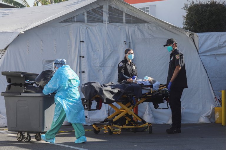 La drástica decisión en Los Ángeles por colapso sanitario: no usar ambulancias en pacientes COVID-19 que no tienen probabilidades de sobrevivir