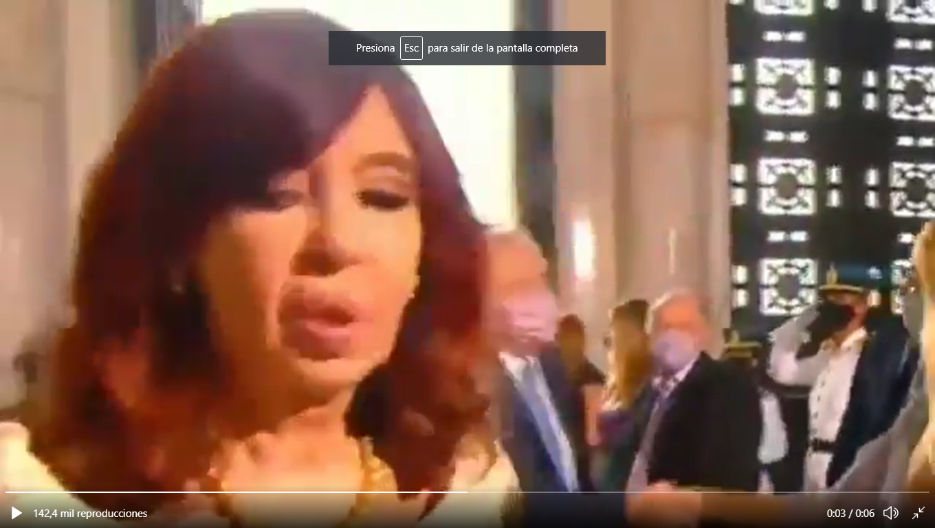 Se puede leer los labios que dice Cristina sobre Alberto … “¿Boludos?”