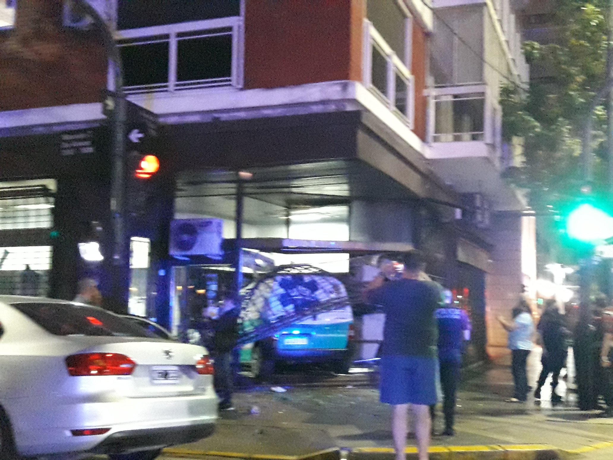 Tremendo choque entre un ambulancia y un auto particular