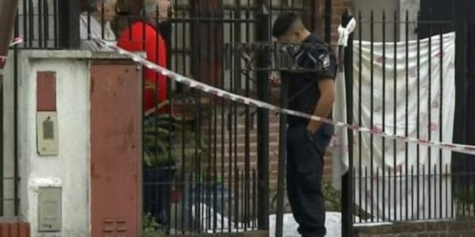 Asesinaron a un chico de 17 para robarle cuando iba al colegio: cayó muerto en la entrada de su casa