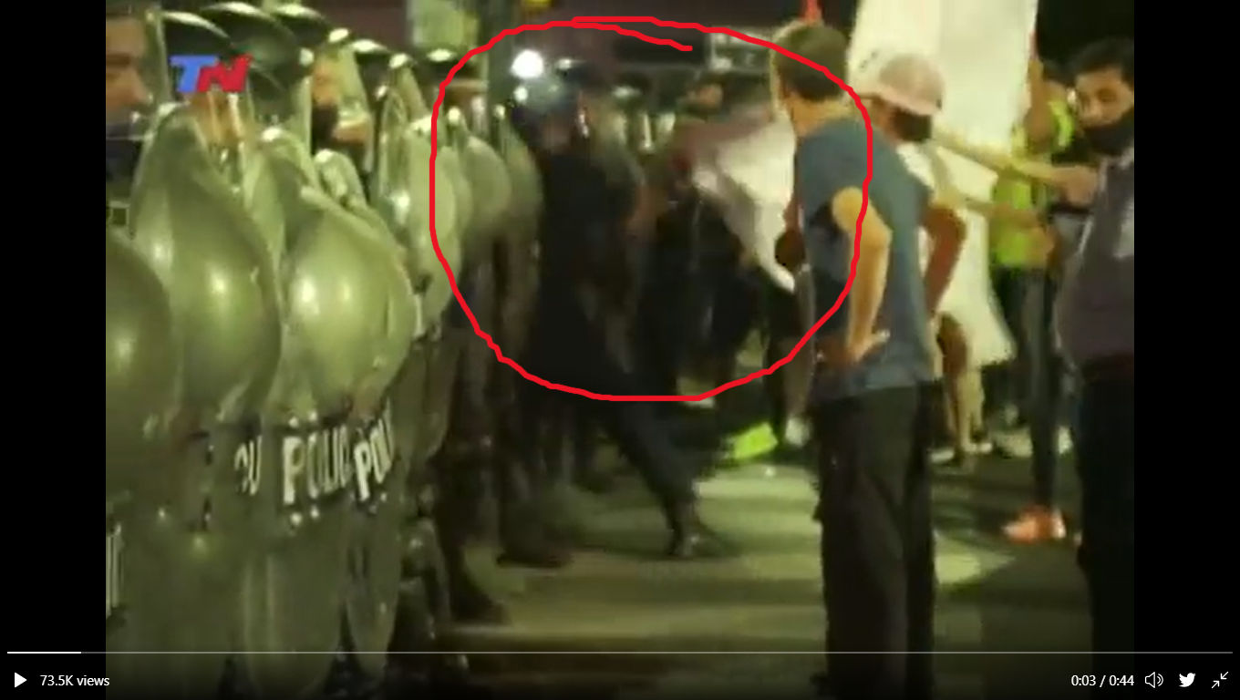 Video: Se observa como la policía “roba una bandera” y ahí se genera el disturbio