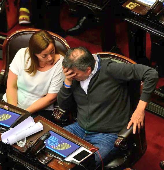 LA INCONTINENCIA VERBAL DE MAXIMO K, DESTRUYO EL ACUERDO POR EL PRESUPUESTO: ” LA CAGASTE FLACO”