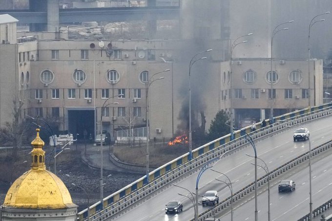El presidente de Ucrania fue usado y perdió  un país . Primeras tropas rusas en Kiev