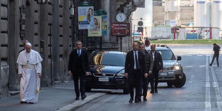 El Papa Francisco fue a la embajada rusa: Estuvo media hora
