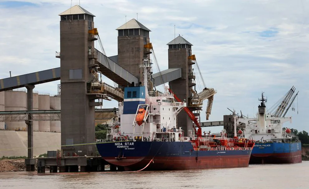 Otra vez una medida contra el campo: el Gobierno de los Fernández cerró las exportaciones de harina y aceite de soja-para subir las retenciones