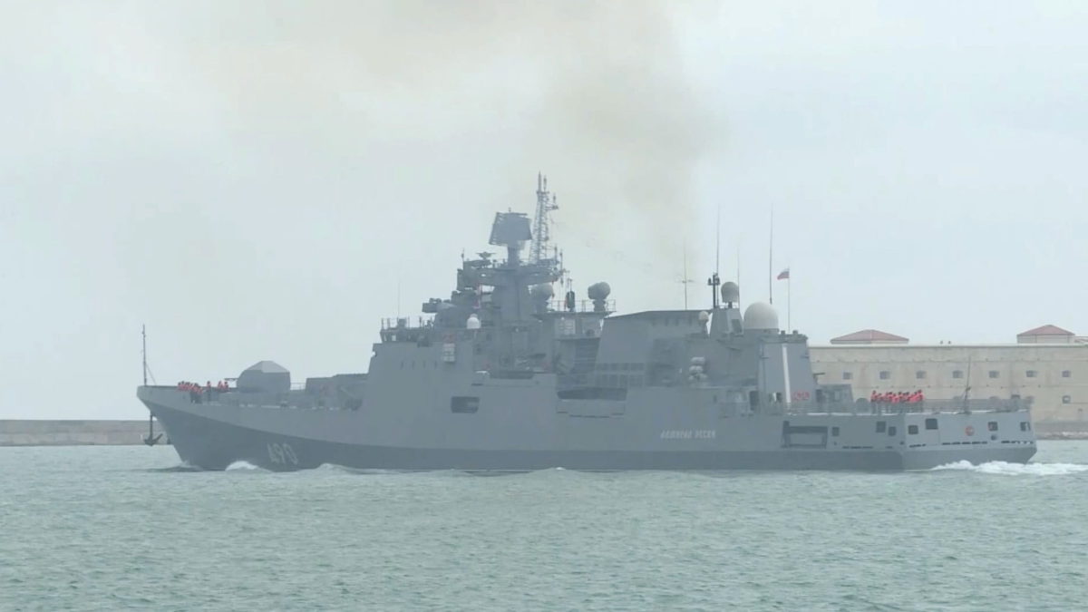 Buque de guerra ruso entra en un puerto ucraniano y reabastece a las tropas