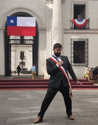 El nuevo  presidente de Chile posando para la foto luego de asumir…