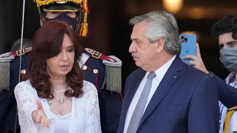 Es muy probable que Alberto este extorsionado por CFK. ¿La licencia por paternidad más larga del mundo ?