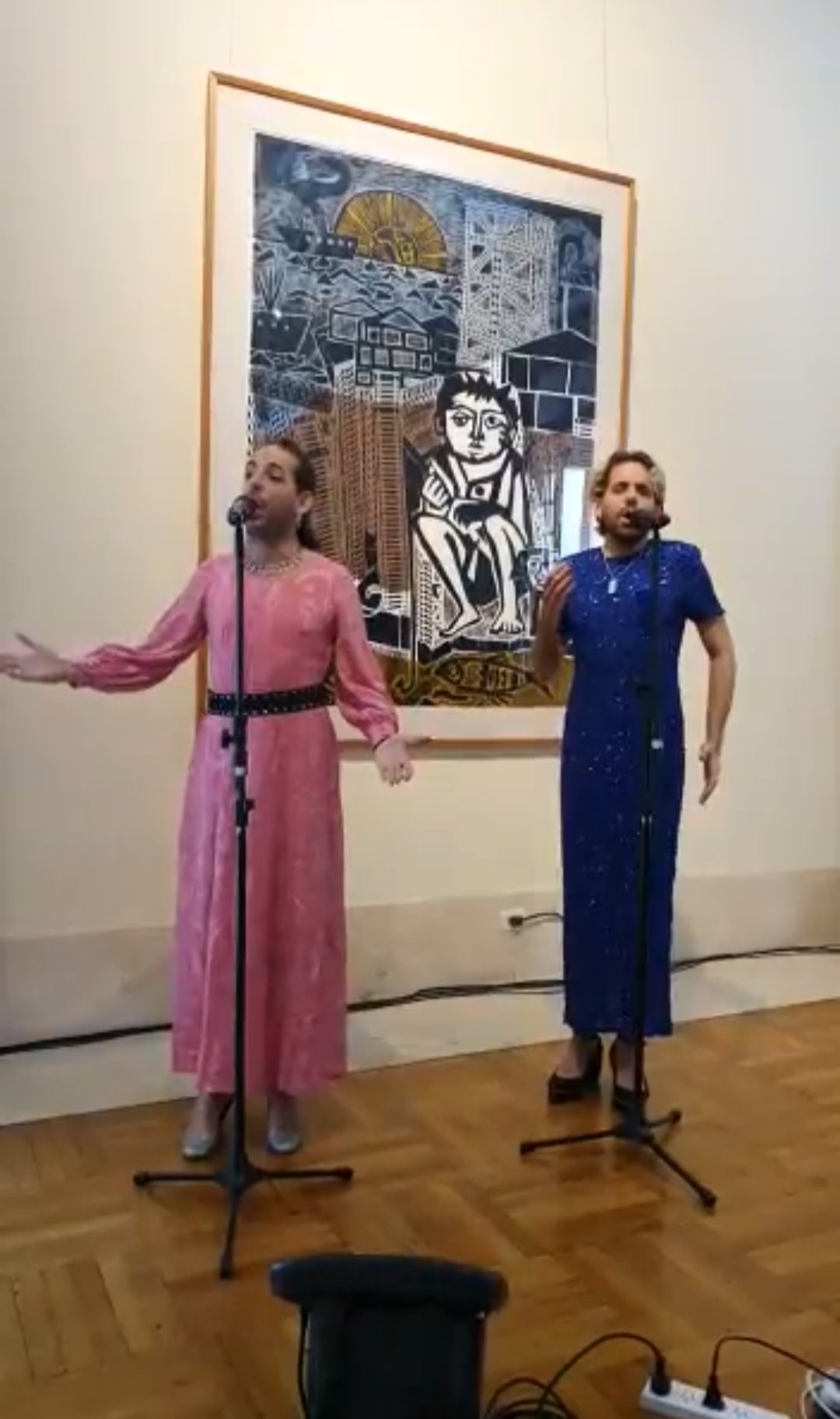 El Himno nacional cantado por dos personas travestidas en la Cancillería