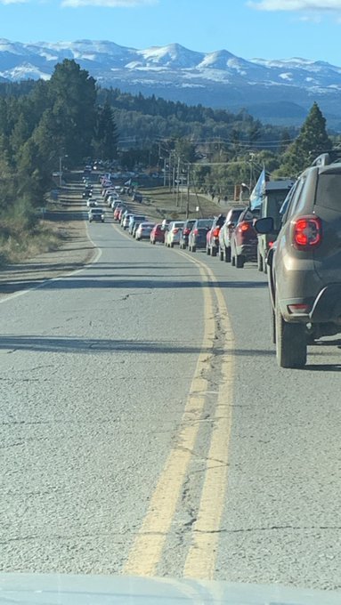En el día del ejército vecinos de Bariloche “abrazaron” Reg. de Montaña en apoyo por el conflicto con mapuches