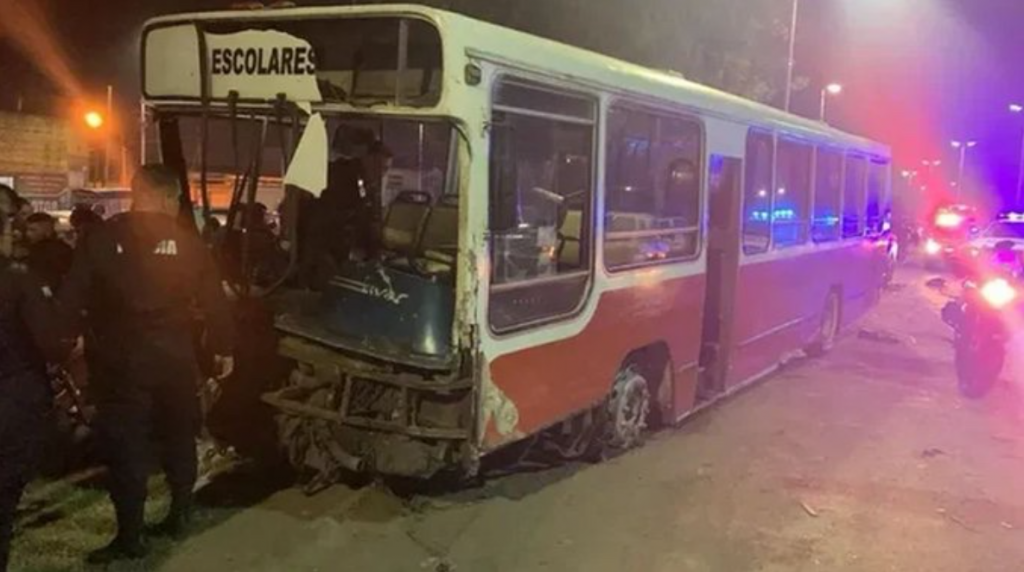 No pasó en Estados Unidos, pasó en Argentina: Robó un micro escolar, chocó 21 autos, le disparó a la policía y ya fue liberado