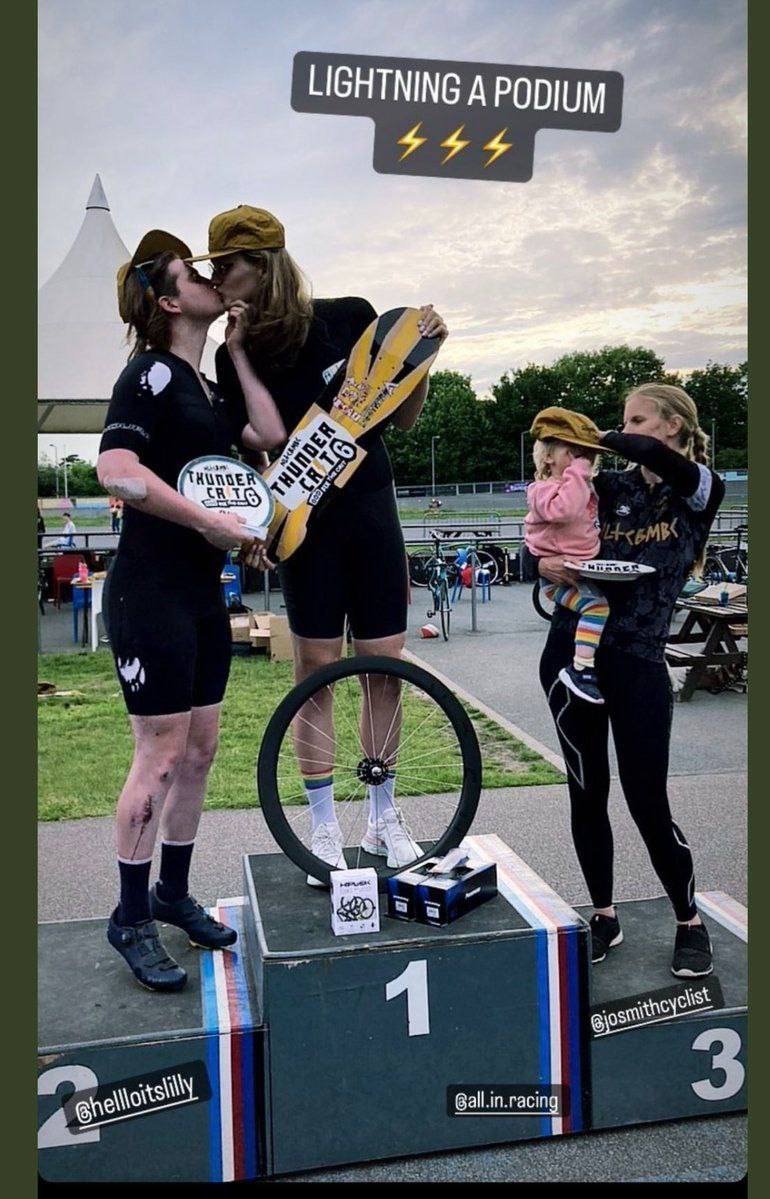 Lo que es la realidad y lo que es creerse… Dos Hombres ganan carrera de bicicletas de mujeres.