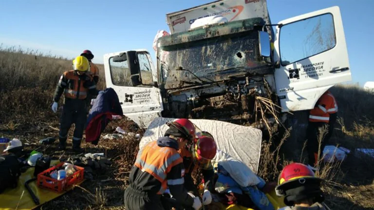 Un camionero murió al volcar con su vehículo, luego de ser atacado a piedrazos cuando quiso un piquete