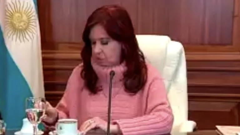 La Valija con plata es evidente: La UIF pidió la absolución de CFK , antes pedía su juicio.