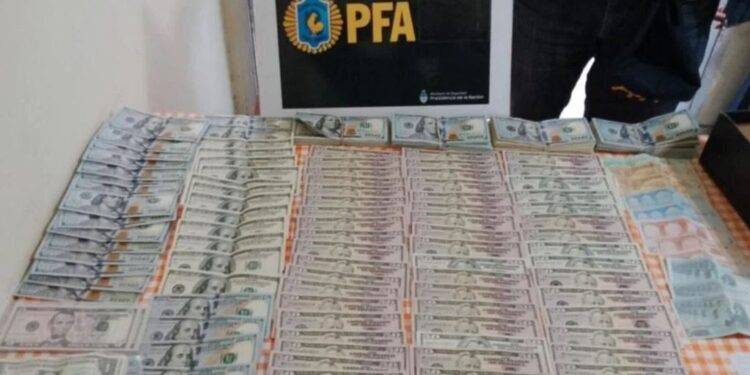 Encontraron 50 mil dólares y más de 7 millones de pesos en casas de punteros de organizaciones sociales
