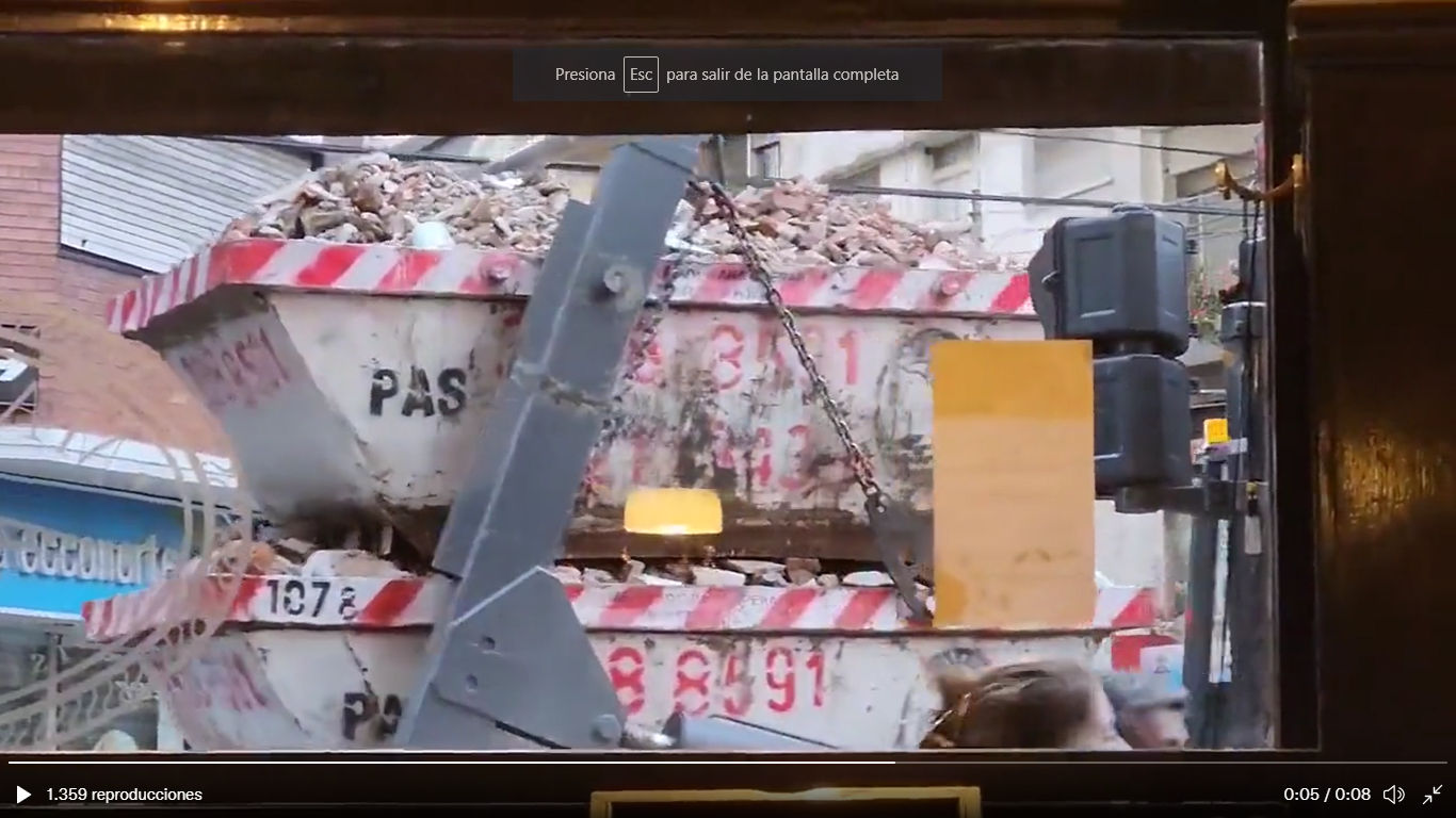 Incidentes en la Casa de Cristina : Los contenedores estaban ahí de una obra