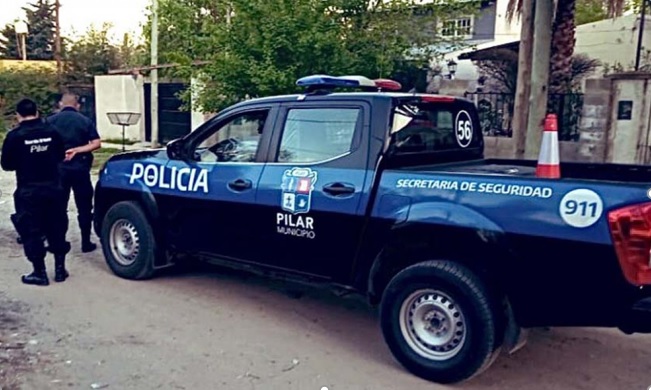 Escándalo en Pilar: tres policías de la Bonaerense se robaron $320 mil de una casa en un allanamiento y los vecinos casi los linchan