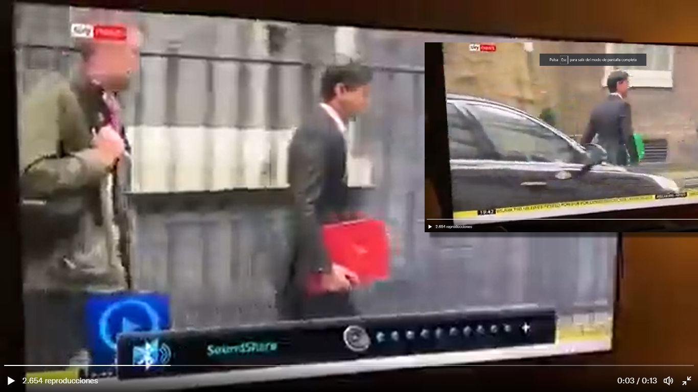 3rr0res de la Matrix, el primer ministro cambia de carpeta al pasar por un auto..
