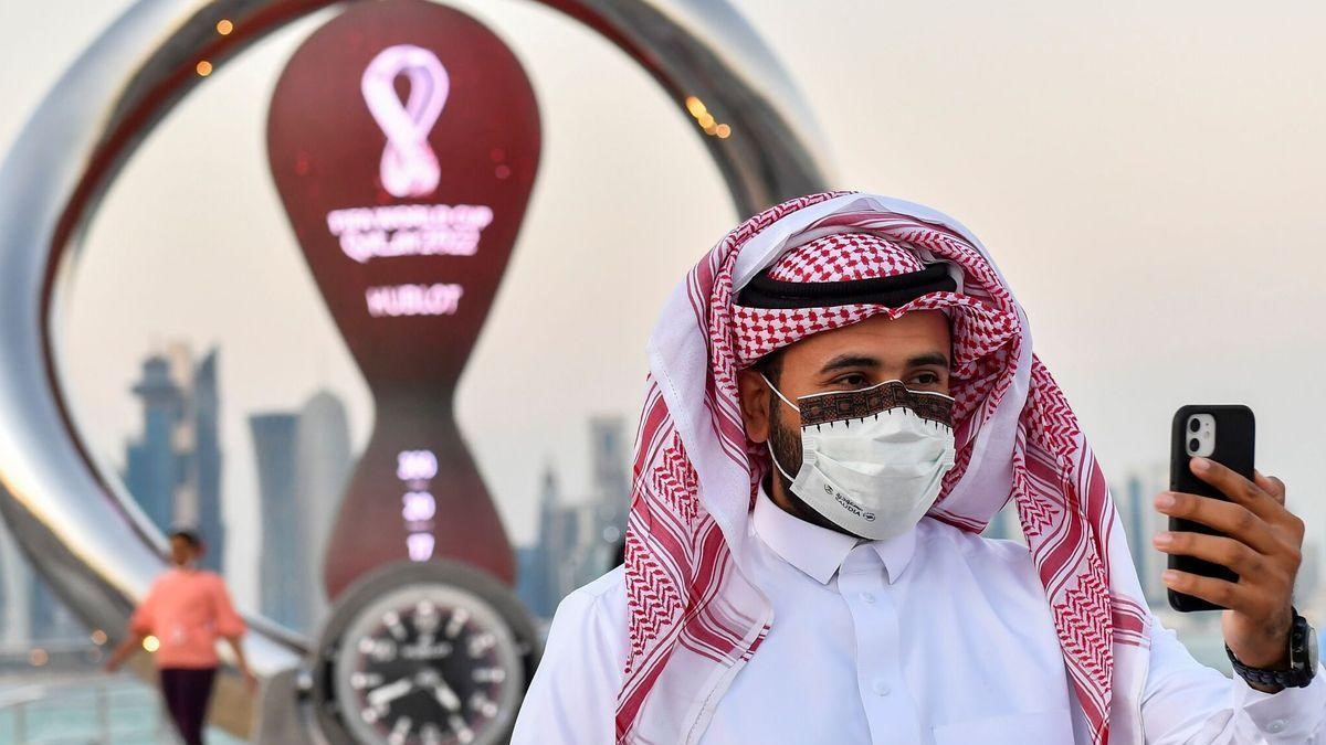 Mundial de Qatar: Las autoridades se sacan el turbante y se ponen la gorra de James Bond con dos aplicaciones espías que serán obligatorias para asistir a los eventos