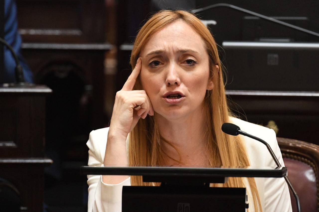 Anabel-Fernandez-Sagasti-hablando-sesion-Senado