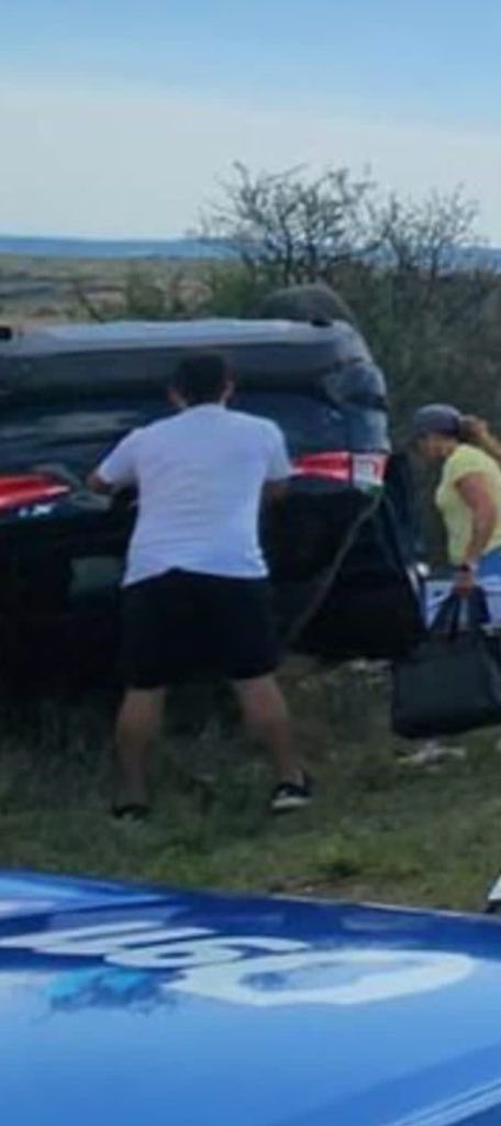 Con el cuerpo tibio de una docente en el Megane, se apresuraron a sacar los bolsos del BMW del pte, de la legislatura de Córdoba .