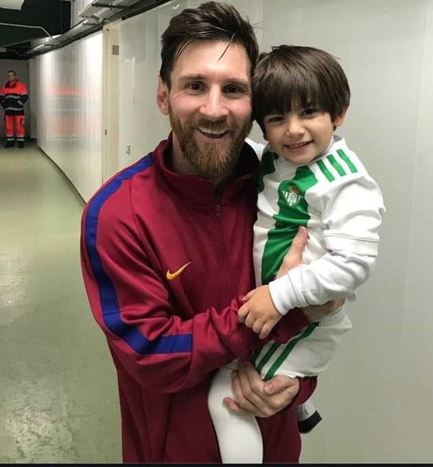 Histórico jugador de México va a buscar a Messi a los vestuarios para una foto con el hijo.