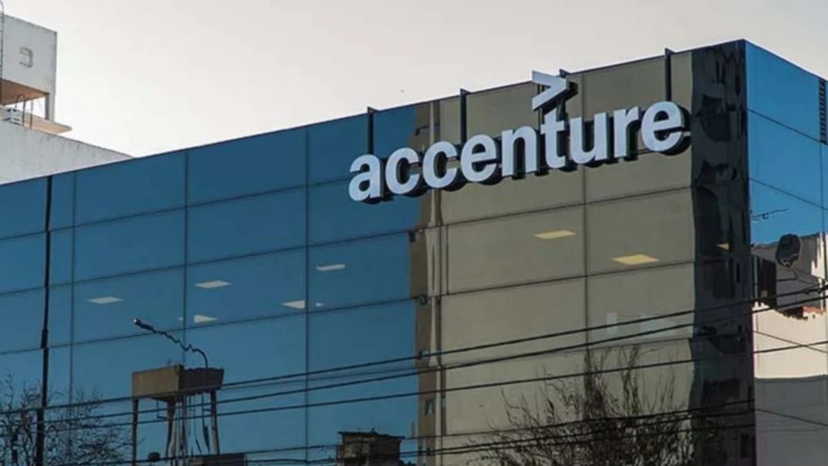 La multinacional Accenture, pagará los sueldos de 12.500 empleados hasta el 20% en dólares.