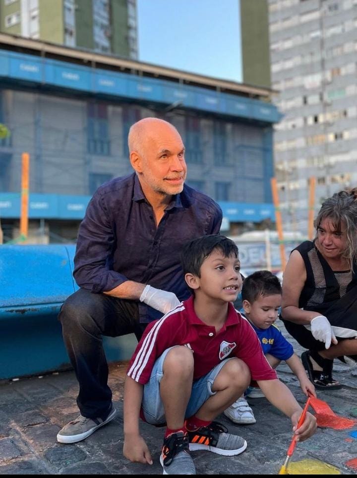 Larreta usa guantes para tocar a los pobres o… usa guantes porque esta pintando con niños