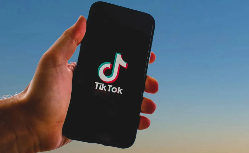 Gobierno de Canadá prohíbe a sus empleados federales descargar Tik Tok en sus celulares. Los mismo que la Unión Europea.