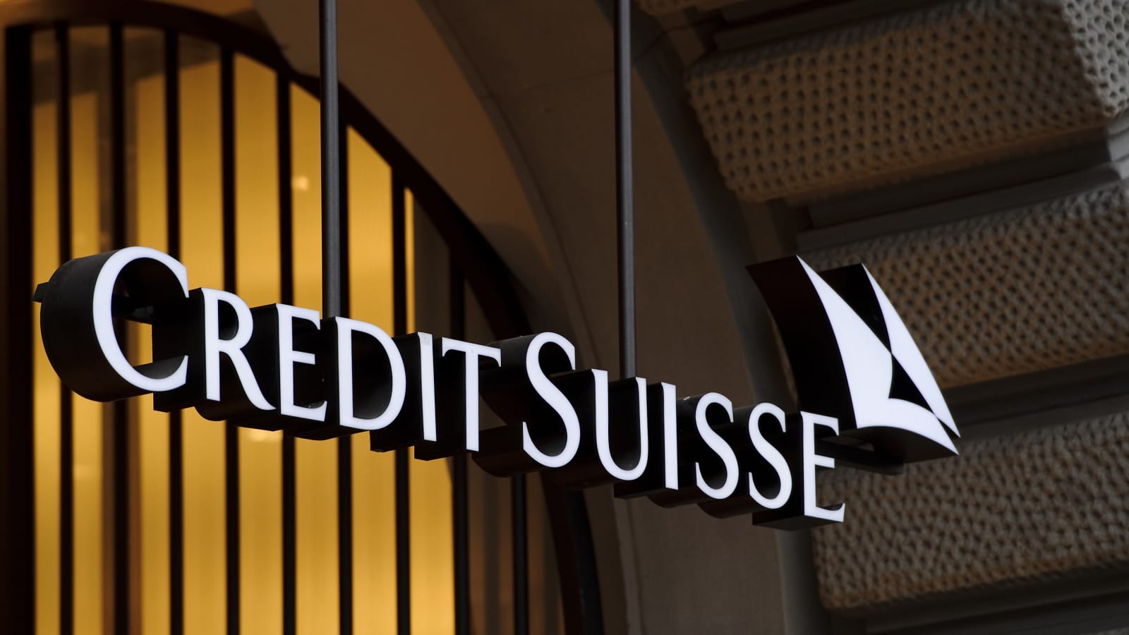 Las acciones de Credit Suisse se desploman 60% y crece el temor por efecto contagio