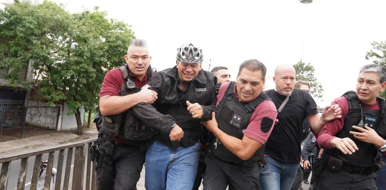Irónico: El ministro de Seguridad de la Prov. de Bs. As. es rescatado por la policía de la Ciudad de “Larreta” …