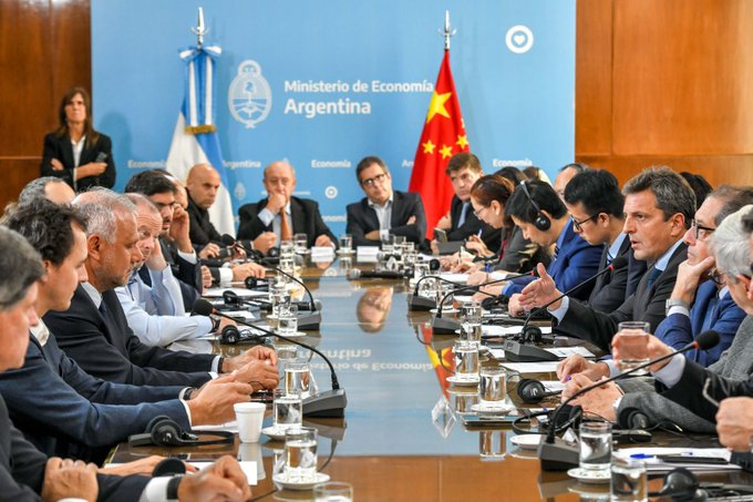 A pesar de la cláusula secreta con el FMI, Argentina acuerda con China el pago de sus importaciones en yuanes.