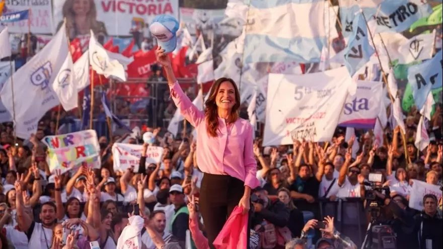 “Mientras hace un feroz ajuste contra los pobres”: La ministra millonaria Tolosa Paz hizo un acto en La Plata con colectivos lleno de gente se calcula el gasto en 80 millones
