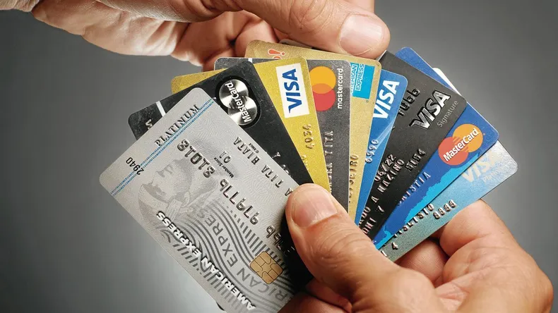 Porque la gente es más pobre y ni un par de zapatillas pueden comprarse: Límite de tarjetas y crédito al consumo: uno por uno los anuncios que va a hacer Massa este lunes