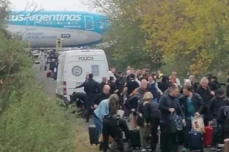 Azafata de Aerolíneas Argentinas detenida como presunta autora de una amenaza de bomba en un avión