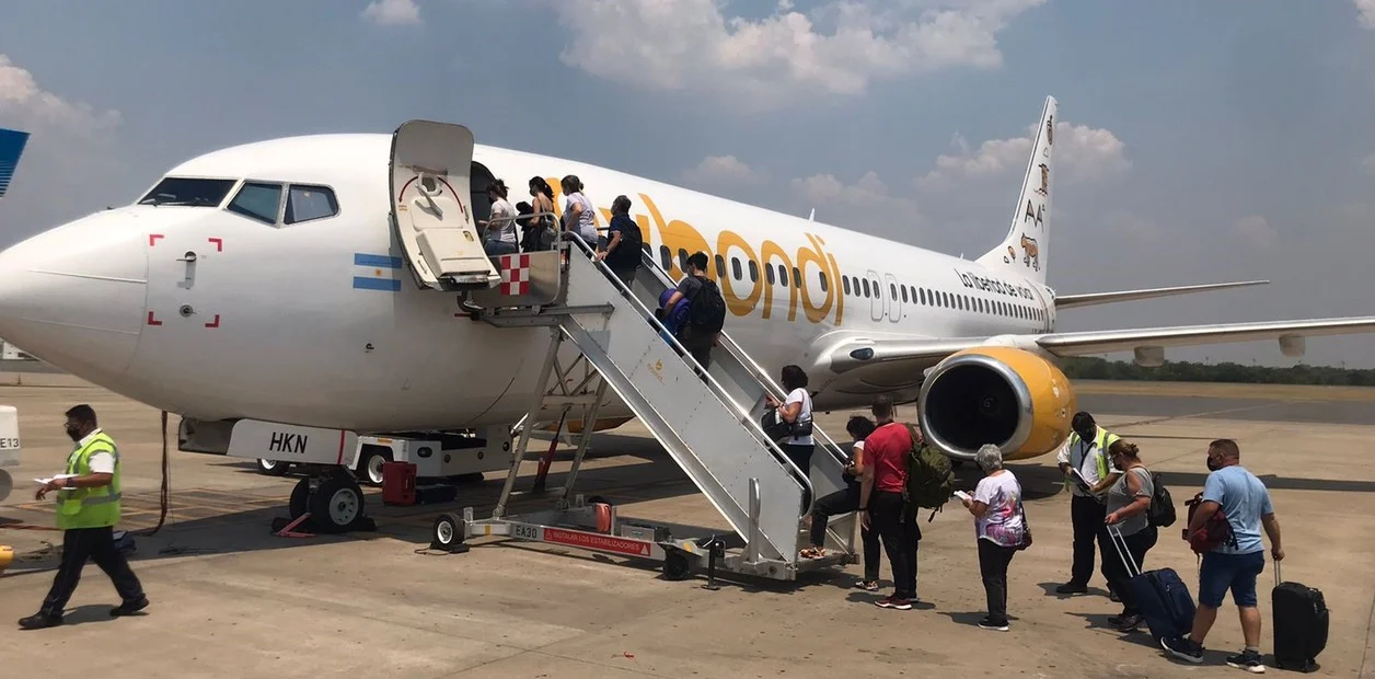 Flybondi cancela vuelos por las restricciones para acceder a dólares: hay unos 5.500 pasajeros afectados