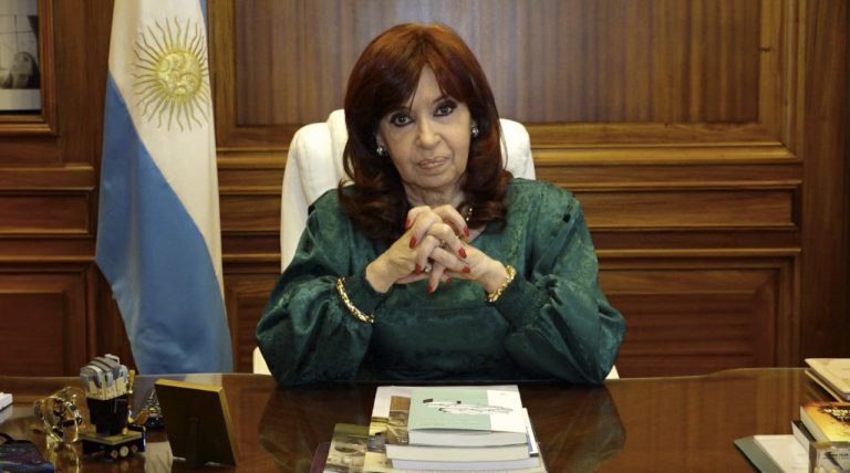 Y mientras estas distraído con Isaurralde. Cristina pide la nulidad de sus causas porque no estaba la jueza de ella.