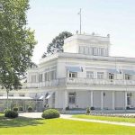 El Gobierno “licitó” 95 millones de pesos  para cortar el pasto en Olivos y lo culpa a Milei.