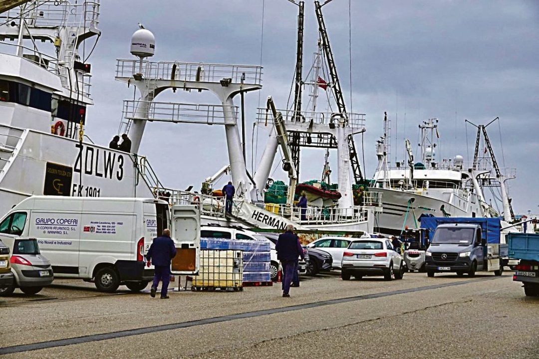 La flota española que pesca en Malvinas parte hoy hacia el Atlántico Sur