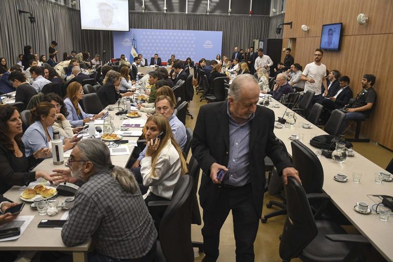 Foto_20240117_plenario-comisiones-diputados-ley-omnibus-telam-767x511